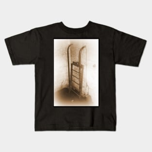 Battery Mishler ladder going nowhere, sepia Kids T-Shirt